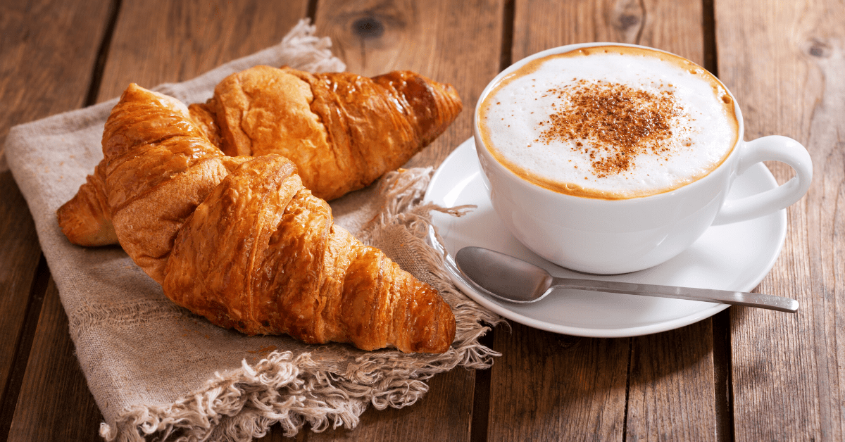 Bữa sáng hoàn hảo của người Ý sẽ là cappuccino kèm bánh sừng bò.
