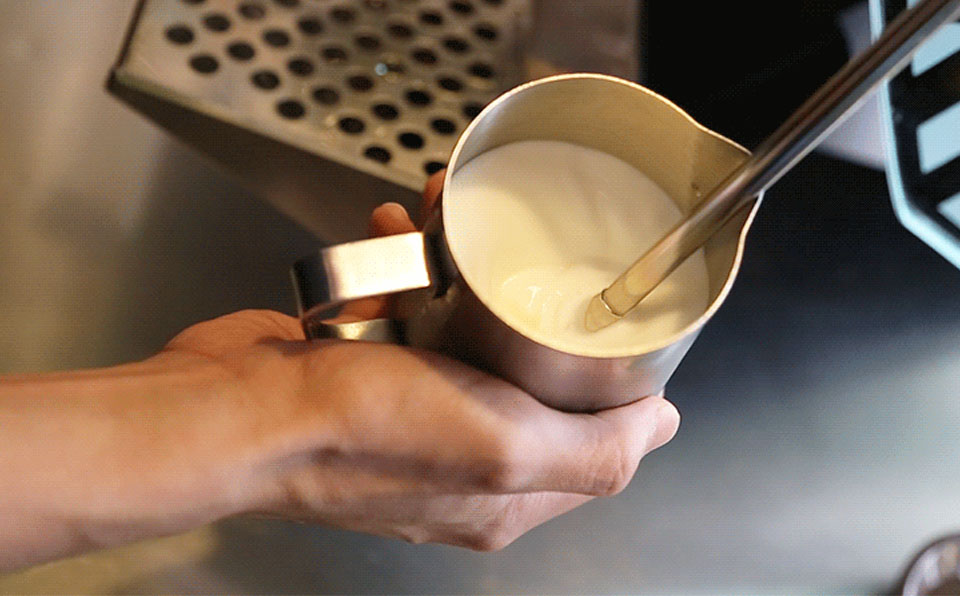 Độ bọt của sữa quyết định lớn đến chất lượng và loại cà phê trong latte art.