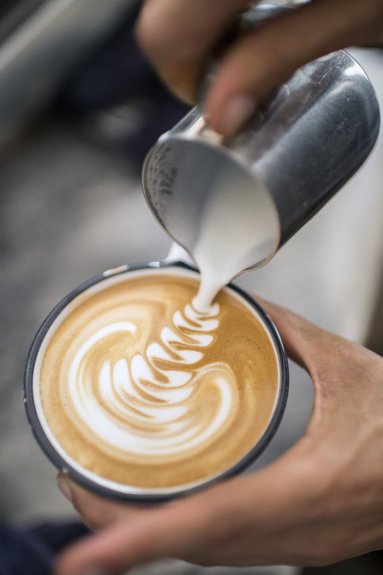 Latte art là kỹ thuật trang trí đồ uống cà phê với sự kết hợp hoàn hảo giữa sữa đánh bông và cà phê espresso.