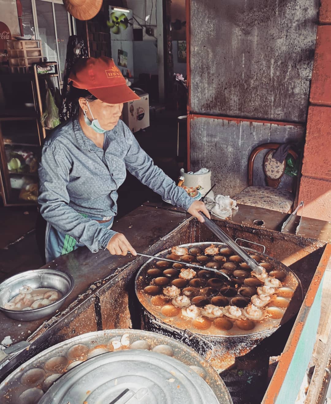 Bánh khọt là đặc sản đường phố đặc sắc của Vũng Tàu - Ảnh: jitshiong
