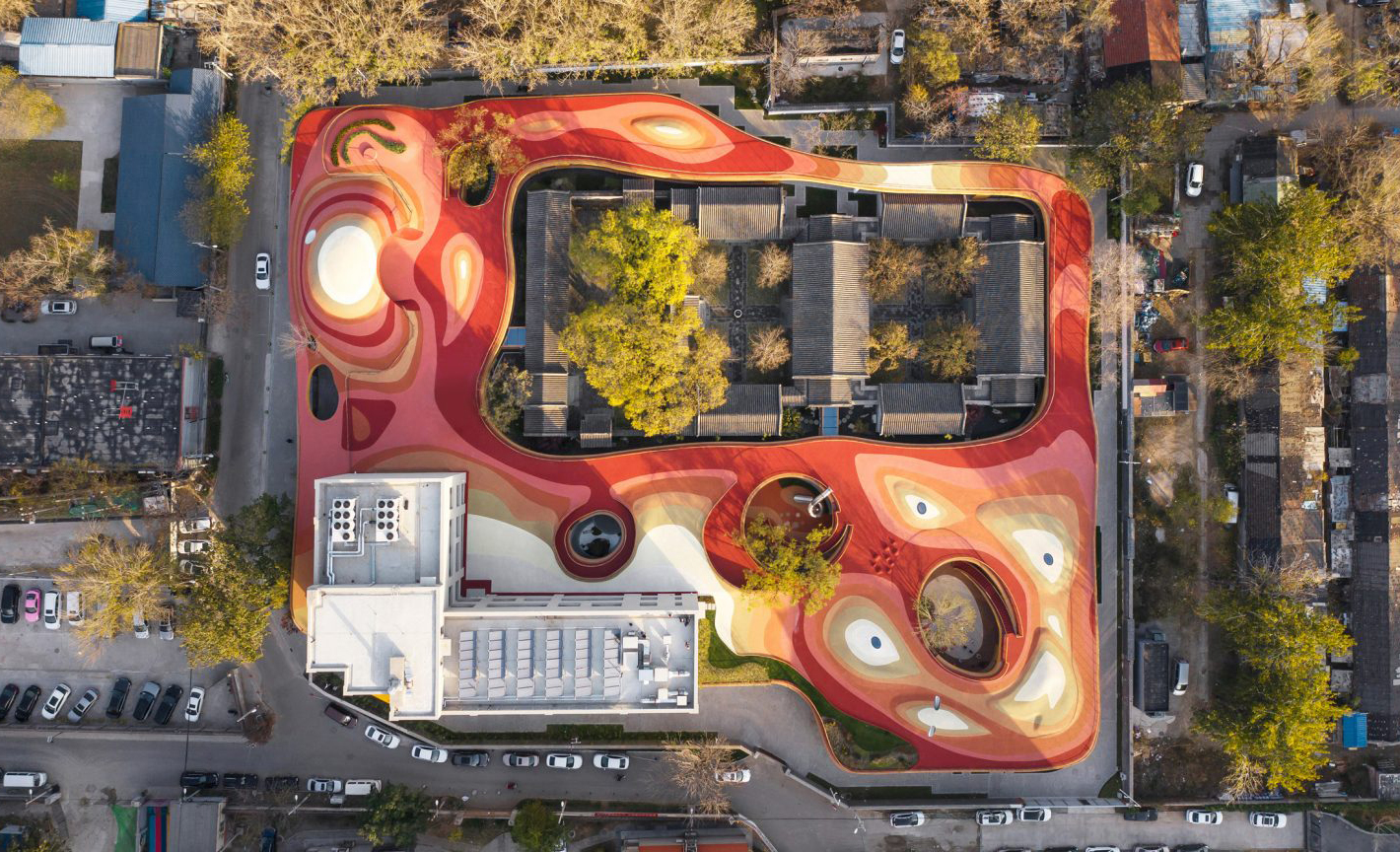 Nhà thế kỉ 18 hóa trường mẫu giáo có sân chơi màu đỏ nổi bật ở tầng thượng