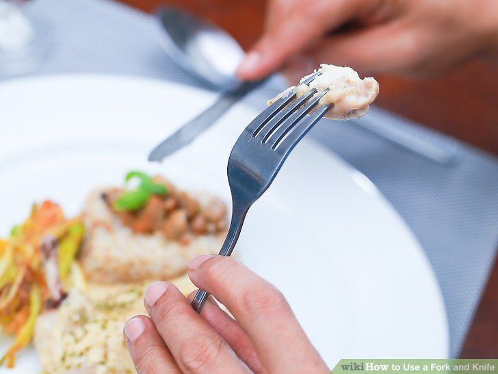 Khi đưa đồ ăn vào miệng, phần nĩa vẫn úp xuống.