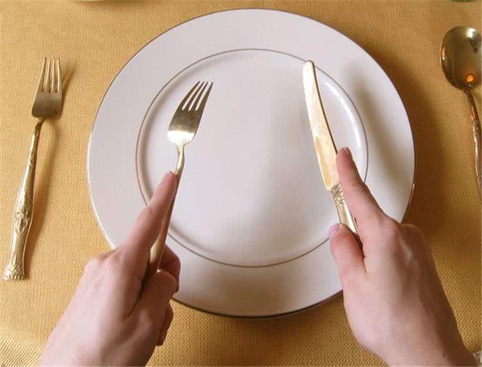 Cách cầm dao nĩa đúng là cầm dao tay phải, nĩa tay trái.