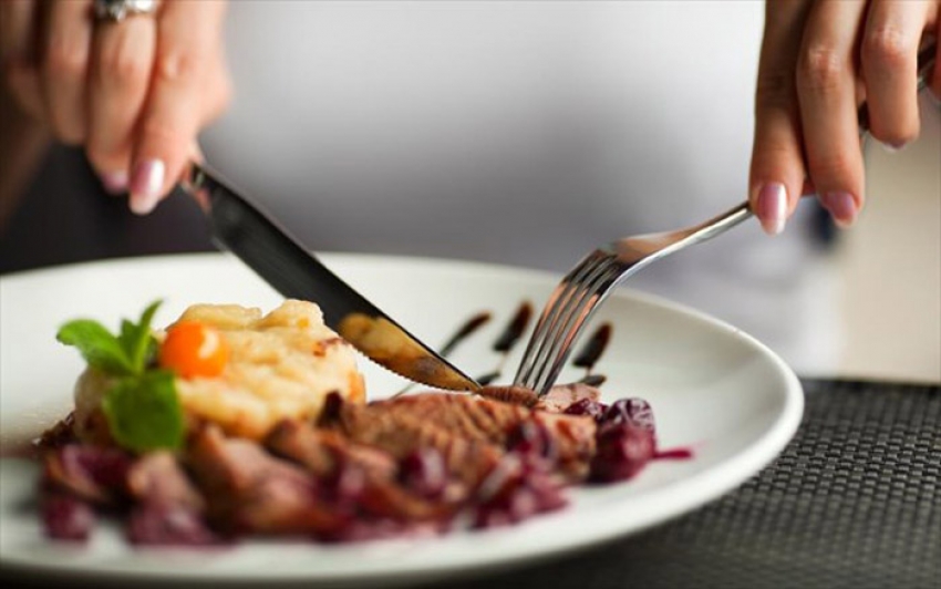 Dùng dao, nĩa đúng cách rất cần thiết trong bữa ăn sang trọng, mang tính chất ngoại giao.