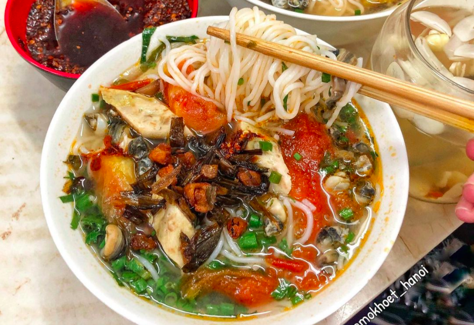 Bún ốc tóp mỡ và bún ốc trứng vịt lộn, 2 món bún ốc ngon của phố Bạch Mai