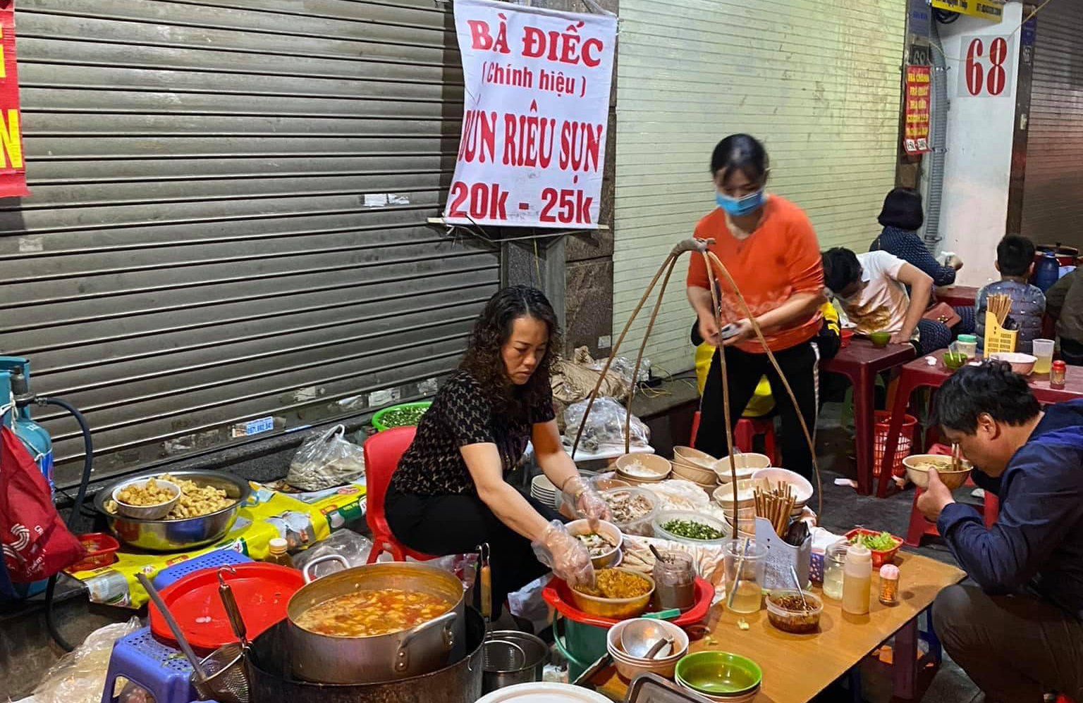 4 quán bún riêu cua bán tối cho những người hay đói đêm ở Hà Nội - Ảnh 3