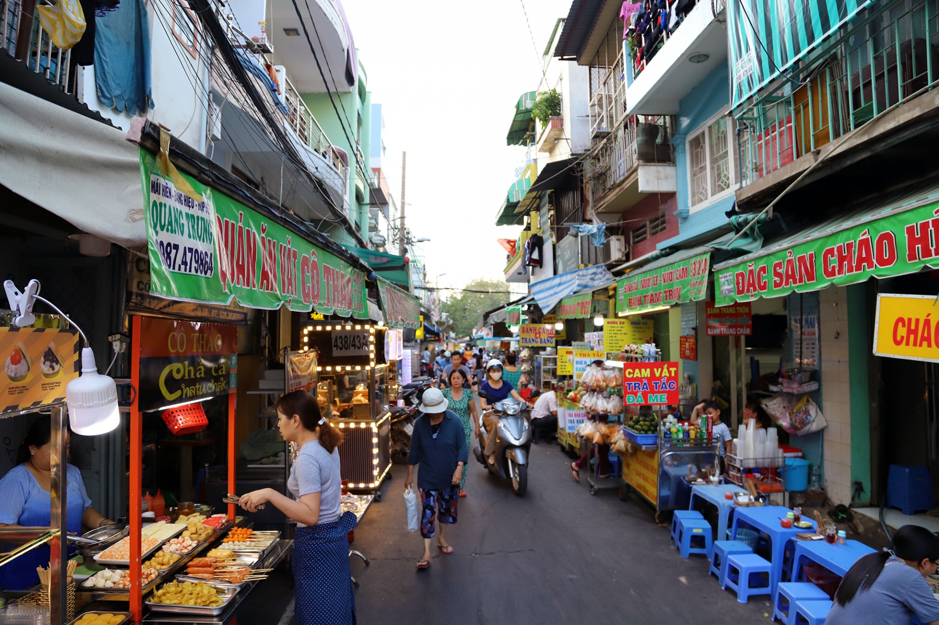 Chợ Hồ Thị Kỉ có rất nhiều món ăn ngon nổi tiếng.