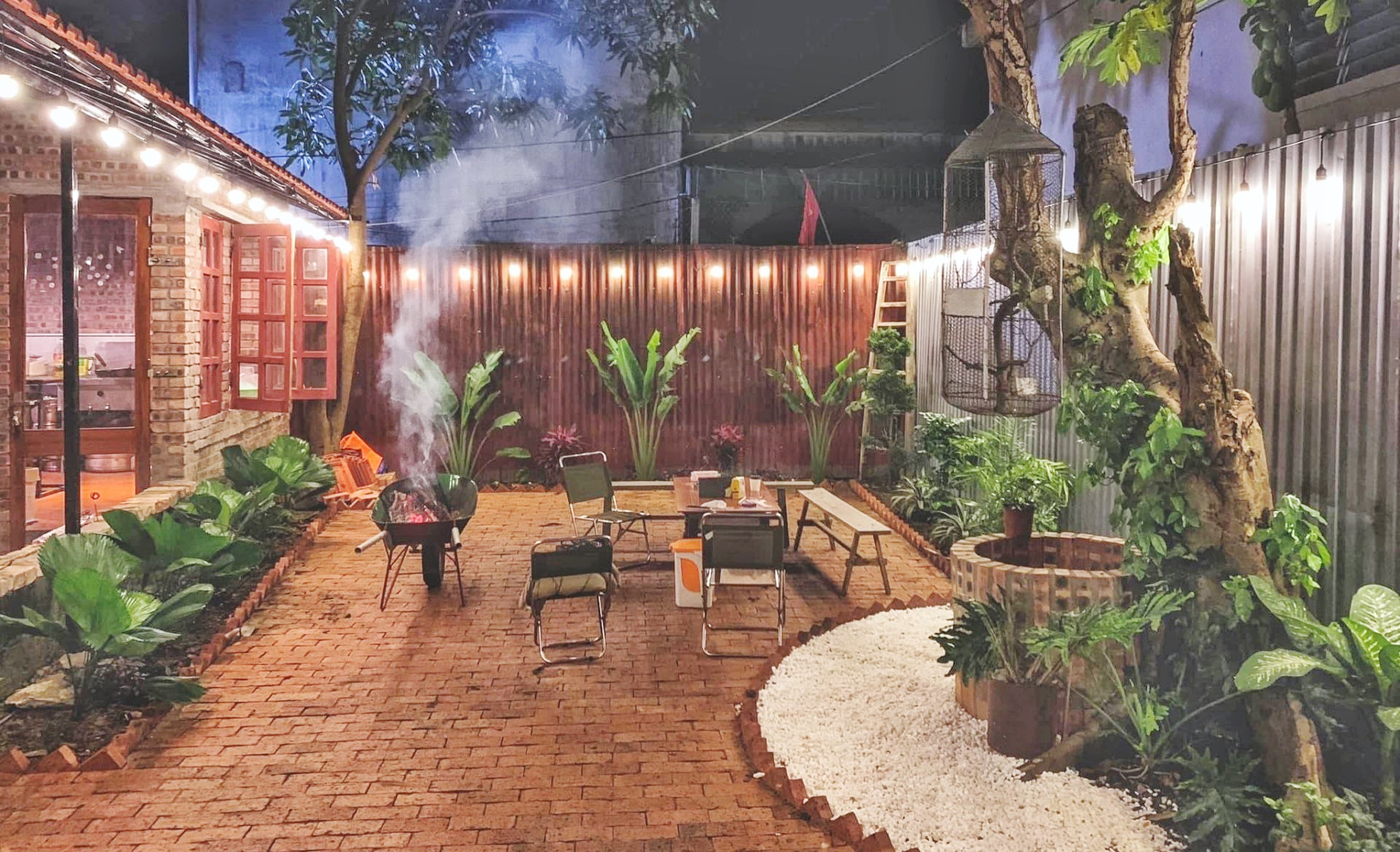 Cặp vợ chồng bỏ 70 triệu cải tạo góc sân xập xệ thành nơi thư giãn trong mơ