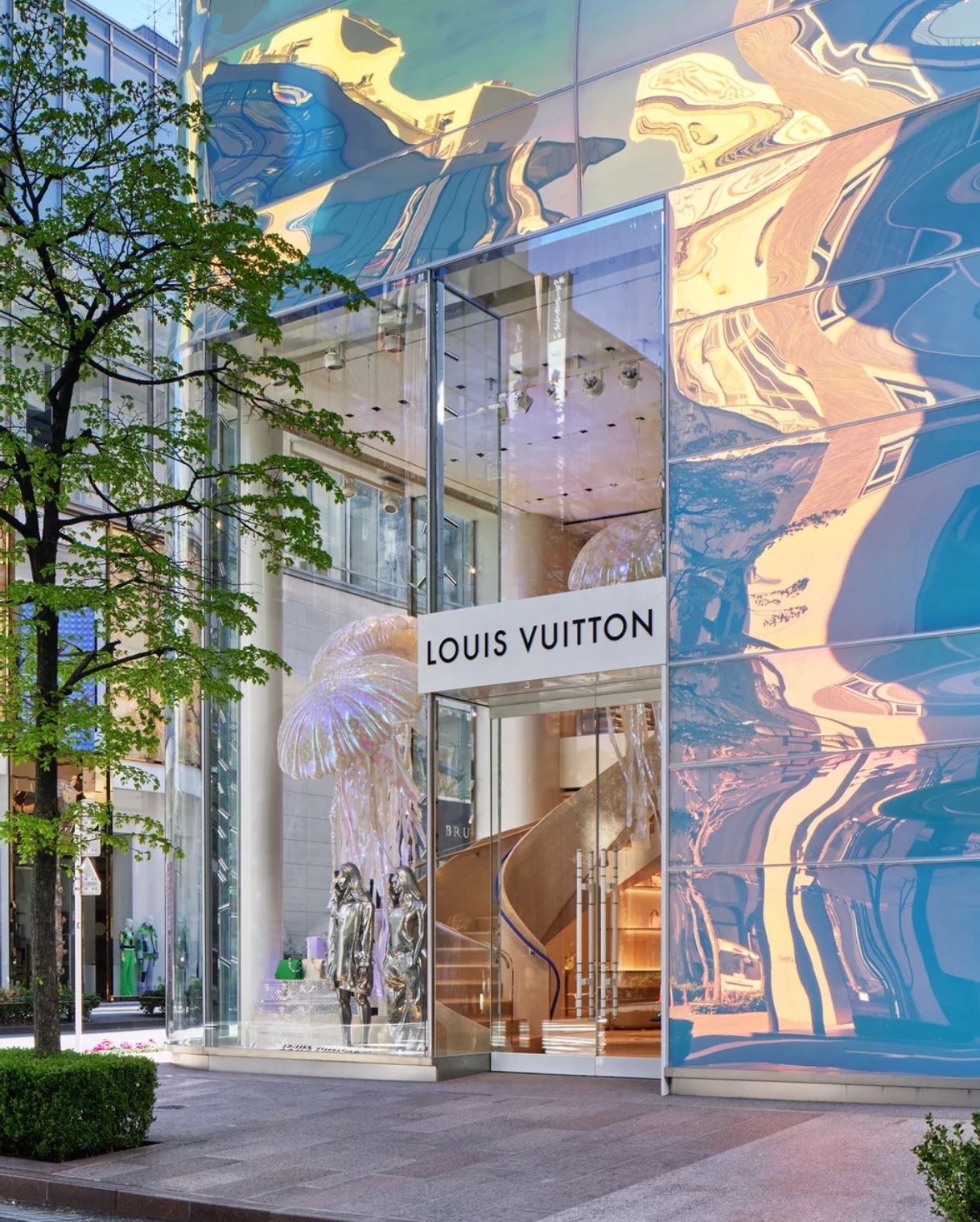 Tòa nhà mới của Louis Vuitton ở trung tâm mua sắm đình đám Ginza nổi bật và vô cùng thời thượng.
