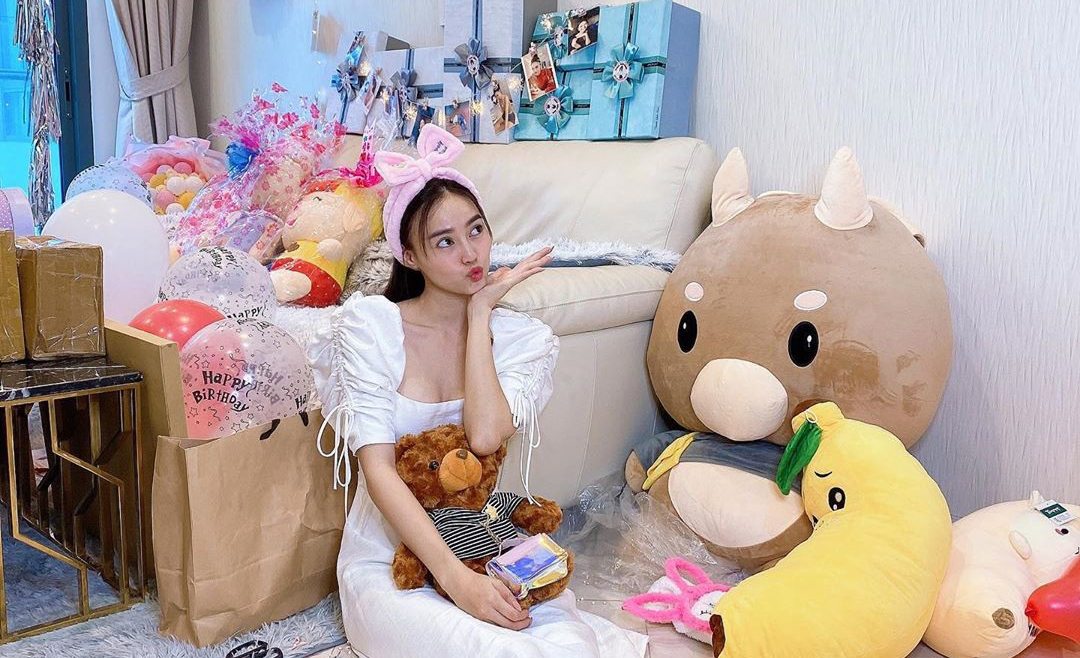 Căn hộ ngập tràn đồ hiệu sang chảnh và gấu bông của Ninh Dương Lan Ngọc