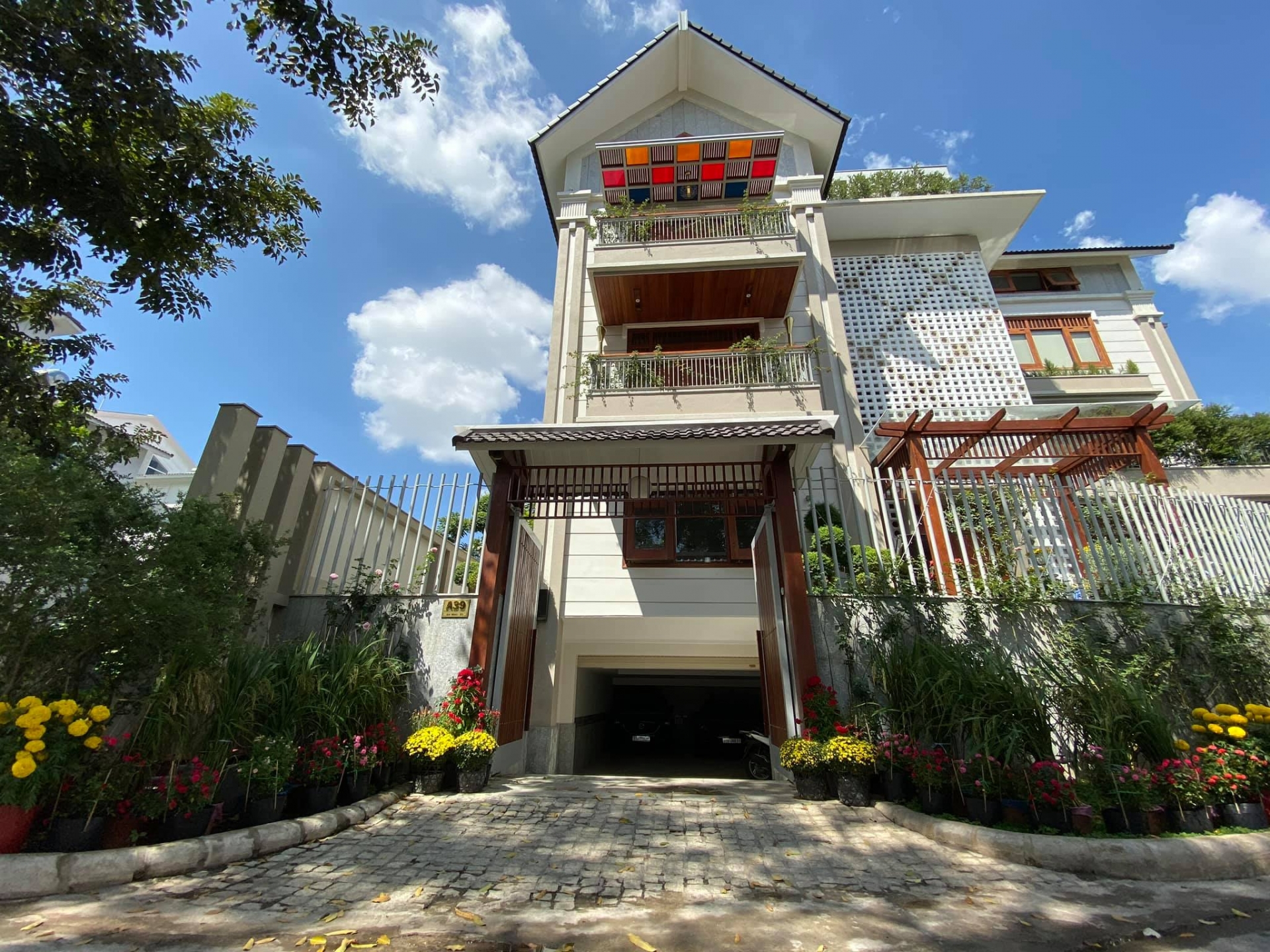 Căn biệt thự rộng lớn phủ kín hoa của vợ chồng diễn viên Quý Bình và doanh nhân Kim Tiền.