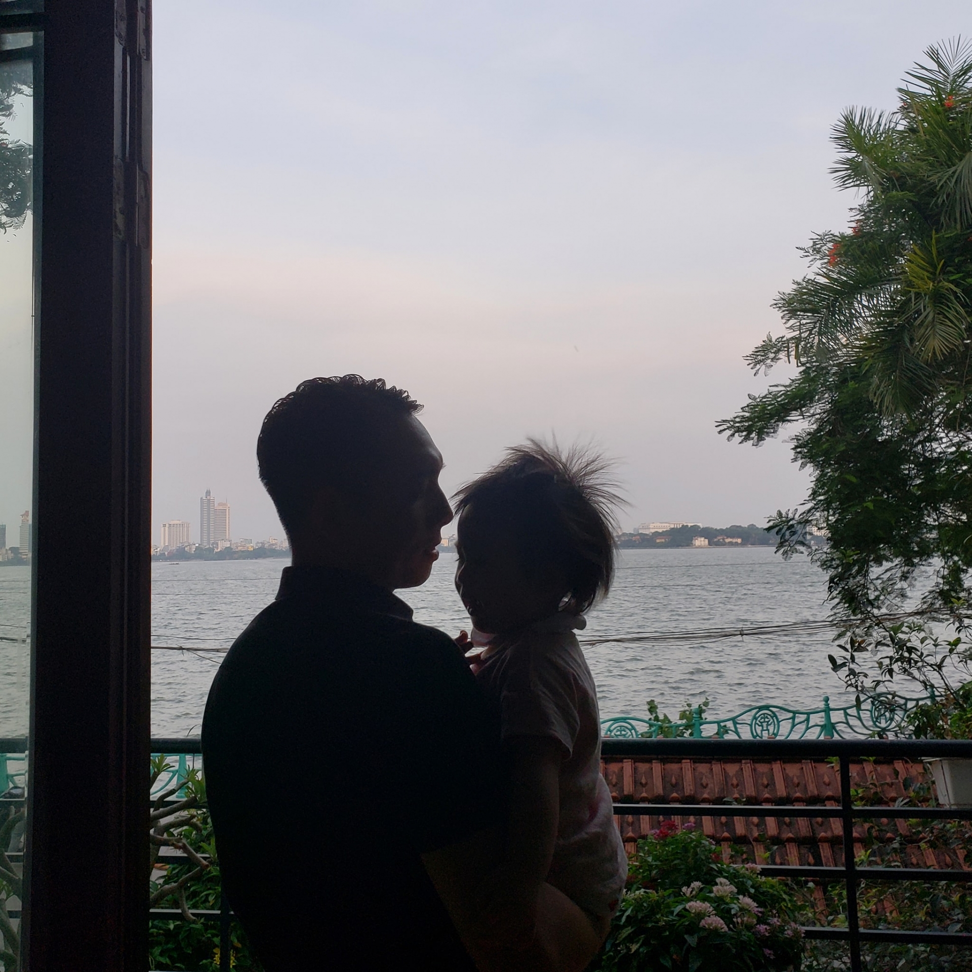 Căn biệt thự của gia đình Tú Linh nằm ở khu nhà giàu của Hà Nội, chẳng những thế nhà Tú Linh còn sở hữu góc view trong mơ khi nhìn thẳng ra Hồ Tây.