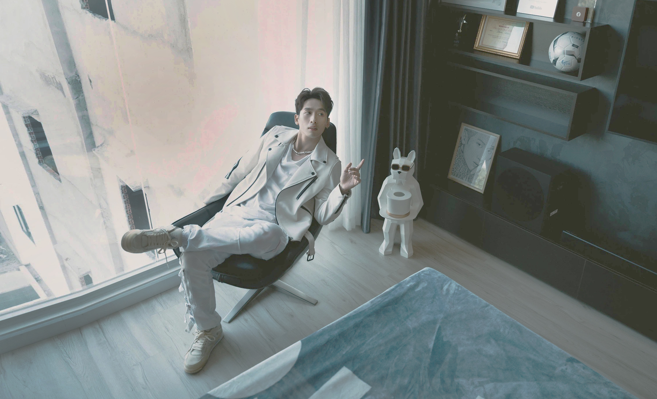 Căn hộ đen trắng tối giản nhưng hiện đại của nam chính "Bố Già" Tuấn Trần