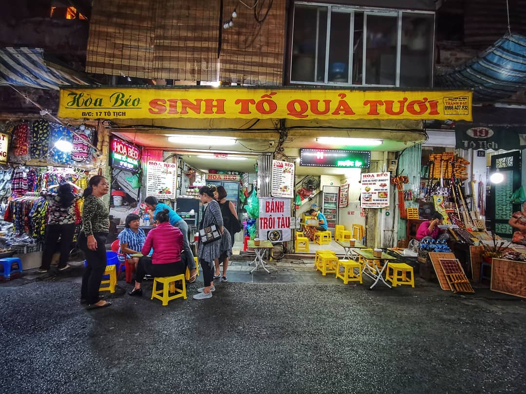 Hoa béo là quán hoa quả dầm nổi tiếng ở phố Tô Tịch. - Ảnh: roythetraveller