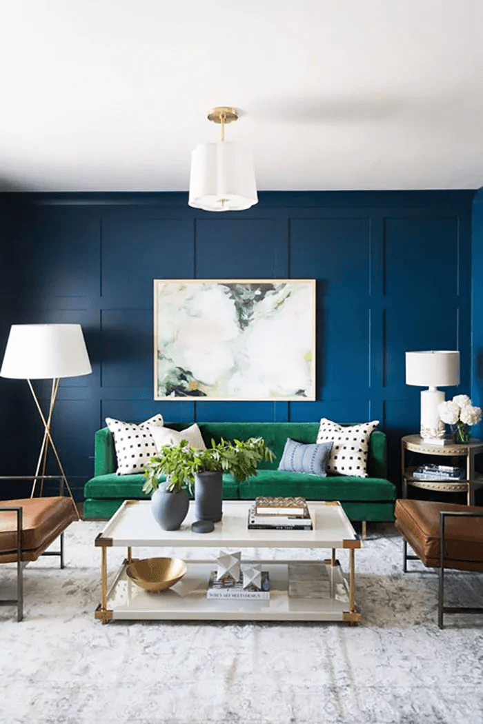 Một bức tường màu lam đậm giúp đem lại chiều sâu, tạo cảm giác phòng khách của bạn rộng rãi hơn.