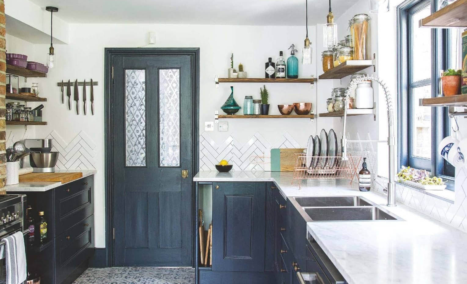 "Hô biến" phòng bếp chật hẹp thành không gian nấu nướng tiện nghi, hiện đại