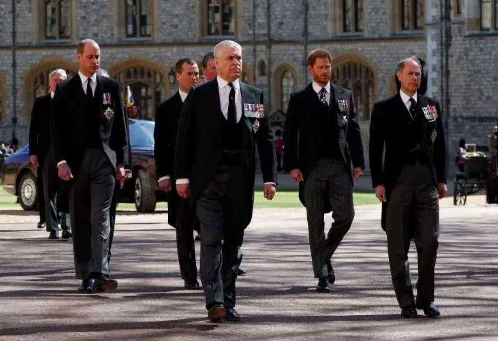 Chùm ảnh tang lễ hoàng thân Philip: Hoàng tử Harry và William lần đầu xuất hiện cùng nhau kể từ khủng hoảng Megxit