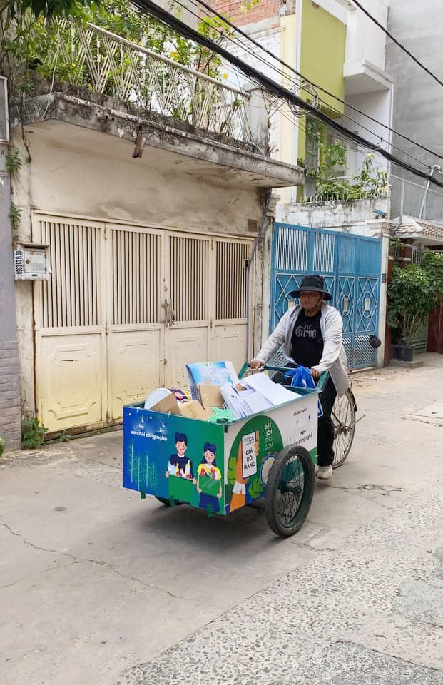 Nghề thu mua ve chai ngày nay dường như đã được nâng cấp hóa theo hình thức mua bán online giúp cho việc trao đổi trở nên dễ dàng, nhanh chóng và thuận tiện hơn.