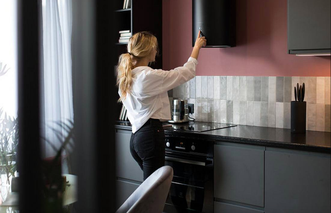 Căn hộ 38m² cá tính của vợ chồng son: Trầm, tối giản và cực kỳ hiện đại