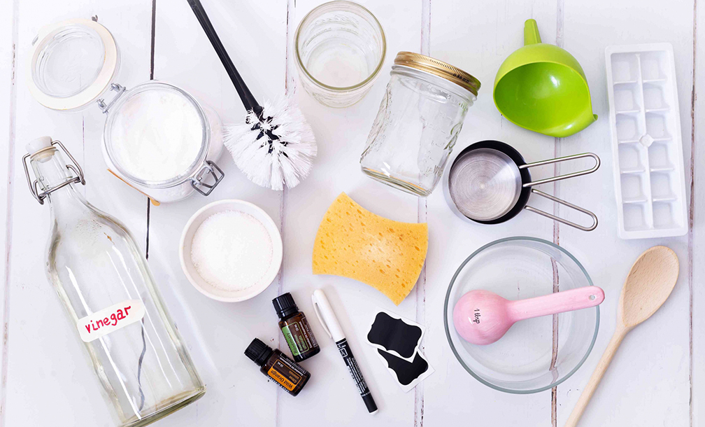 Tự làm chất tẩy rửa bồn cầu sạch bong từ nguyên liệu rẻ tiền, không độc hại