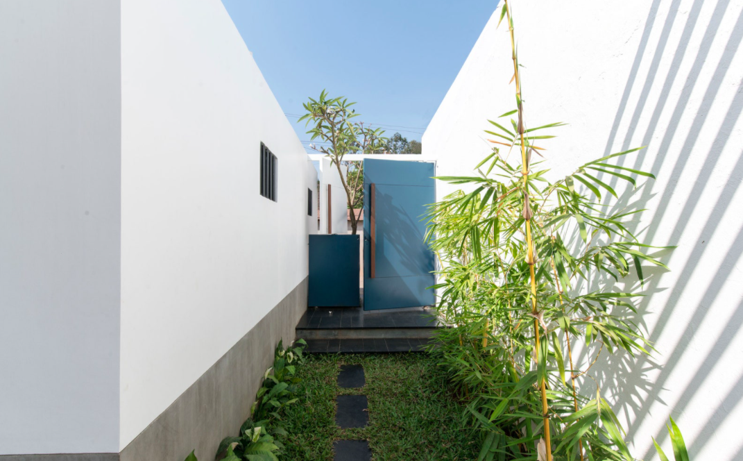 Cải tạo ngôi nhà gỗ có tuổi đời hàng thế kỷ thành văn phòng kiến trúc siêu chất