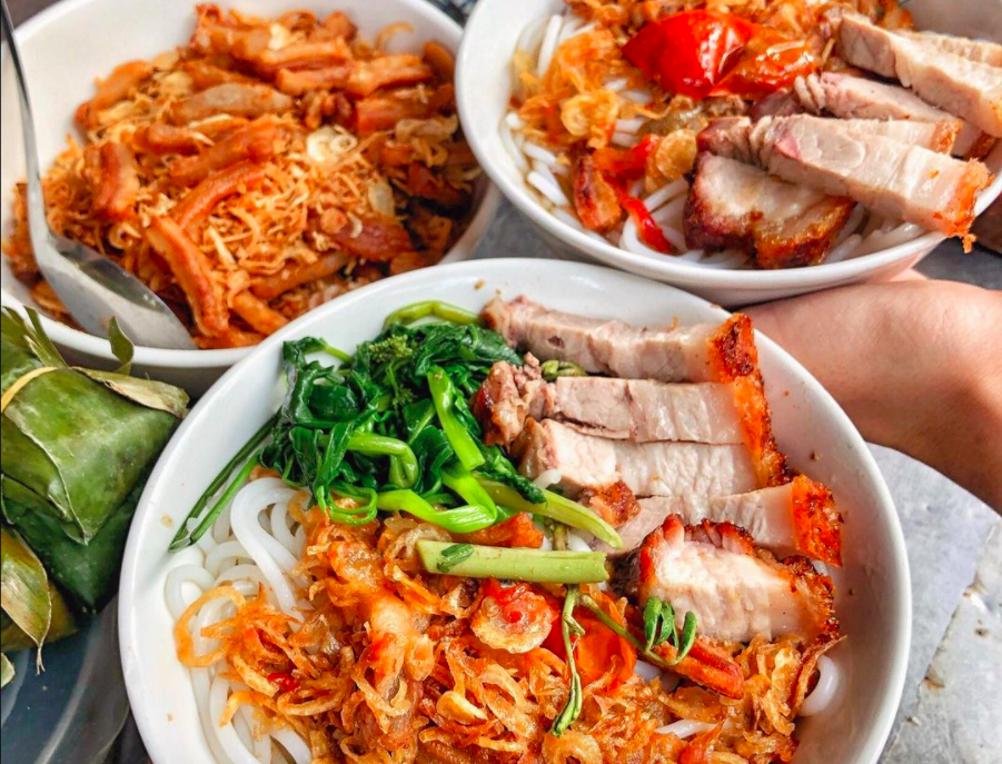 Canh bún và thịt quay: Cặp đôi đình đám của ẩm thực phố Hoè Nhai