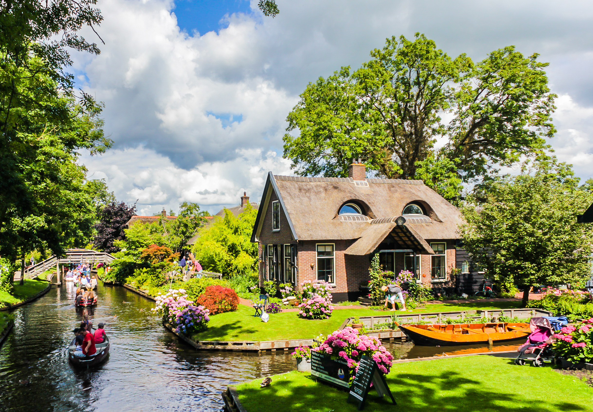 Giethoorn, ngôi làng không đường đi được mệnh danh "Venice của Hà Lan"