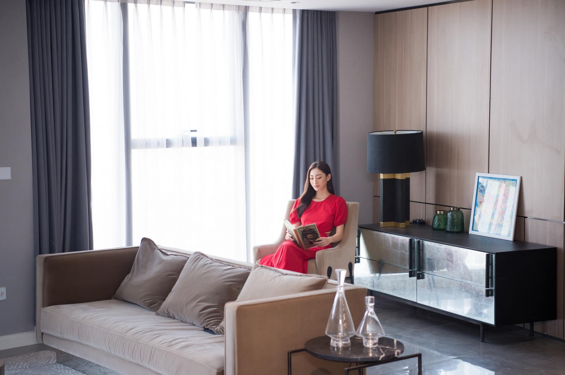 Căn penthouse Lương Thuỳ Linh thiết kế nhẹ nhàng và hiện đại.