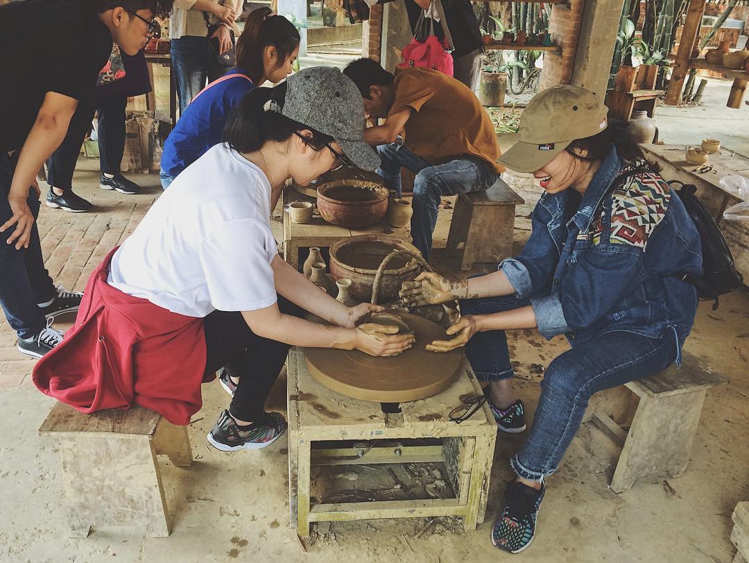 Du khách có thể học làm gốm khi đến thăm làng gốm Thanh Hà - Ảnh: lirom1701