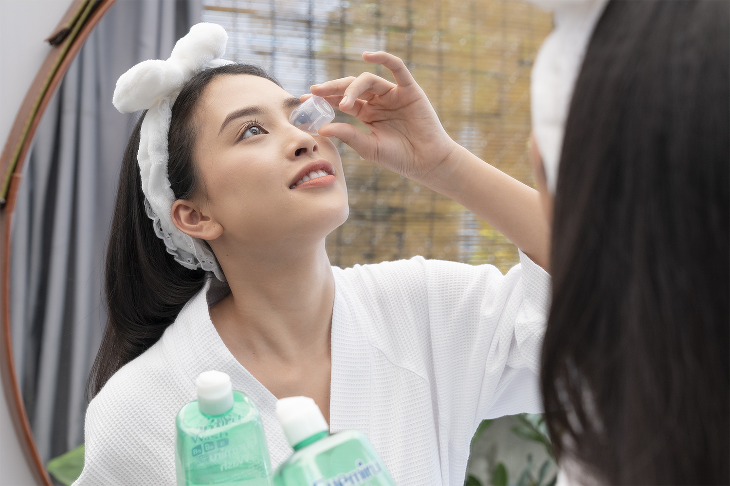 Rửa mắt hàng ngày sẽ giúp đôi mắt bạn sạch sẽ, khỏe mạnh.