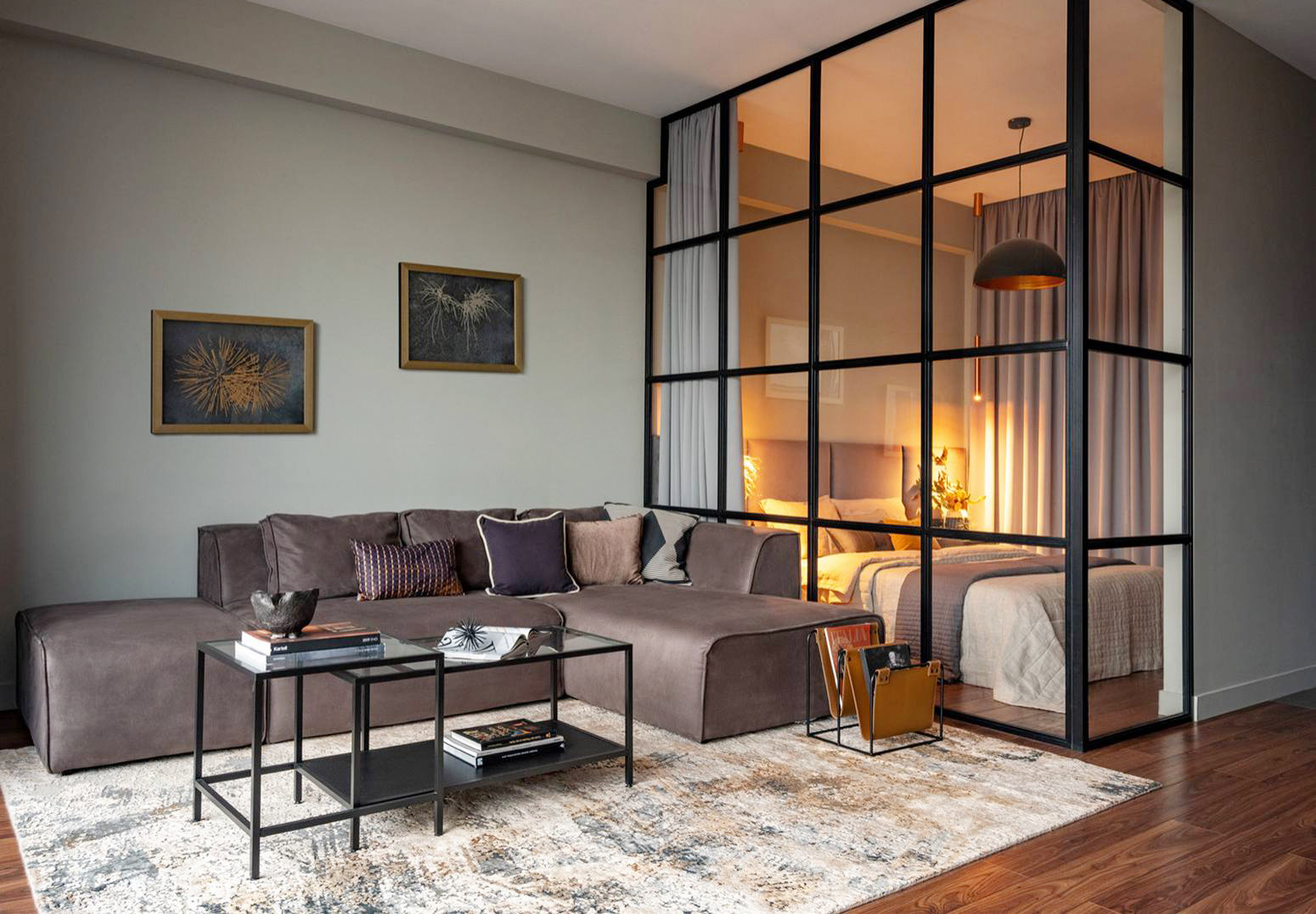 Căn hộ 43m² của cặp vợ chồng son với gam màu trung tính cùng phòng ngủ như một ốc đảo riêng tư ấm áp