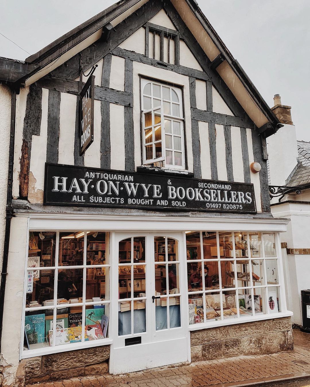 Những hiệu sách cũ tại thị trấn Hay-on-Wye. Ảnh:atasteforliterature