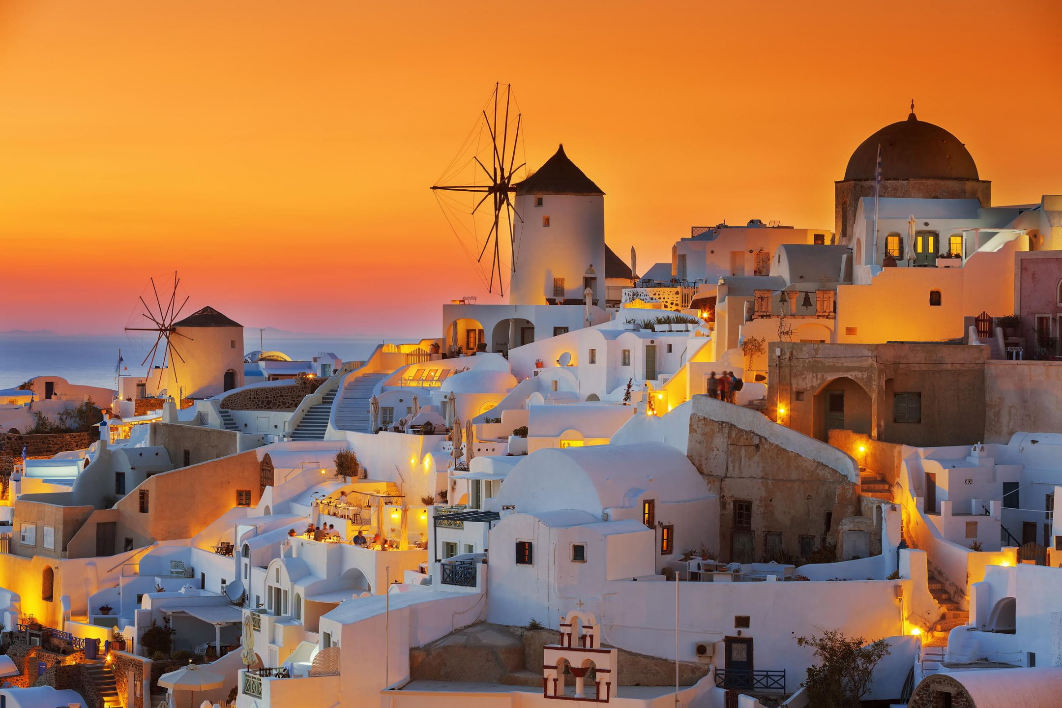 Hoàng hôn ở Santorini: Cảnh hoàng hôn lãng mạn xua tan mọi muộn phiền