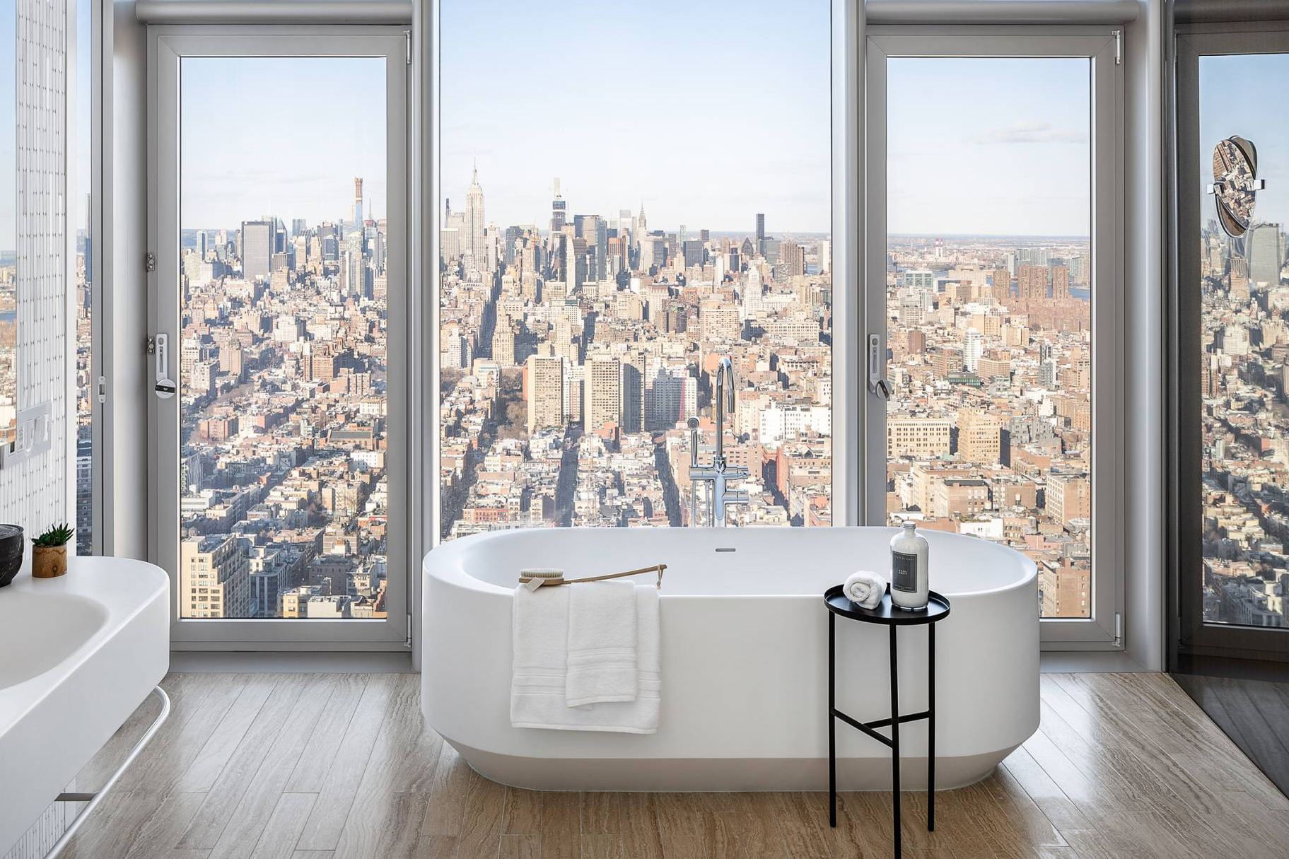 9 phòng tắm độc đáo, thiết kế view nhìn ra toàn cảnh bên ngoài cho người ưa trải nghiệm táo bạo