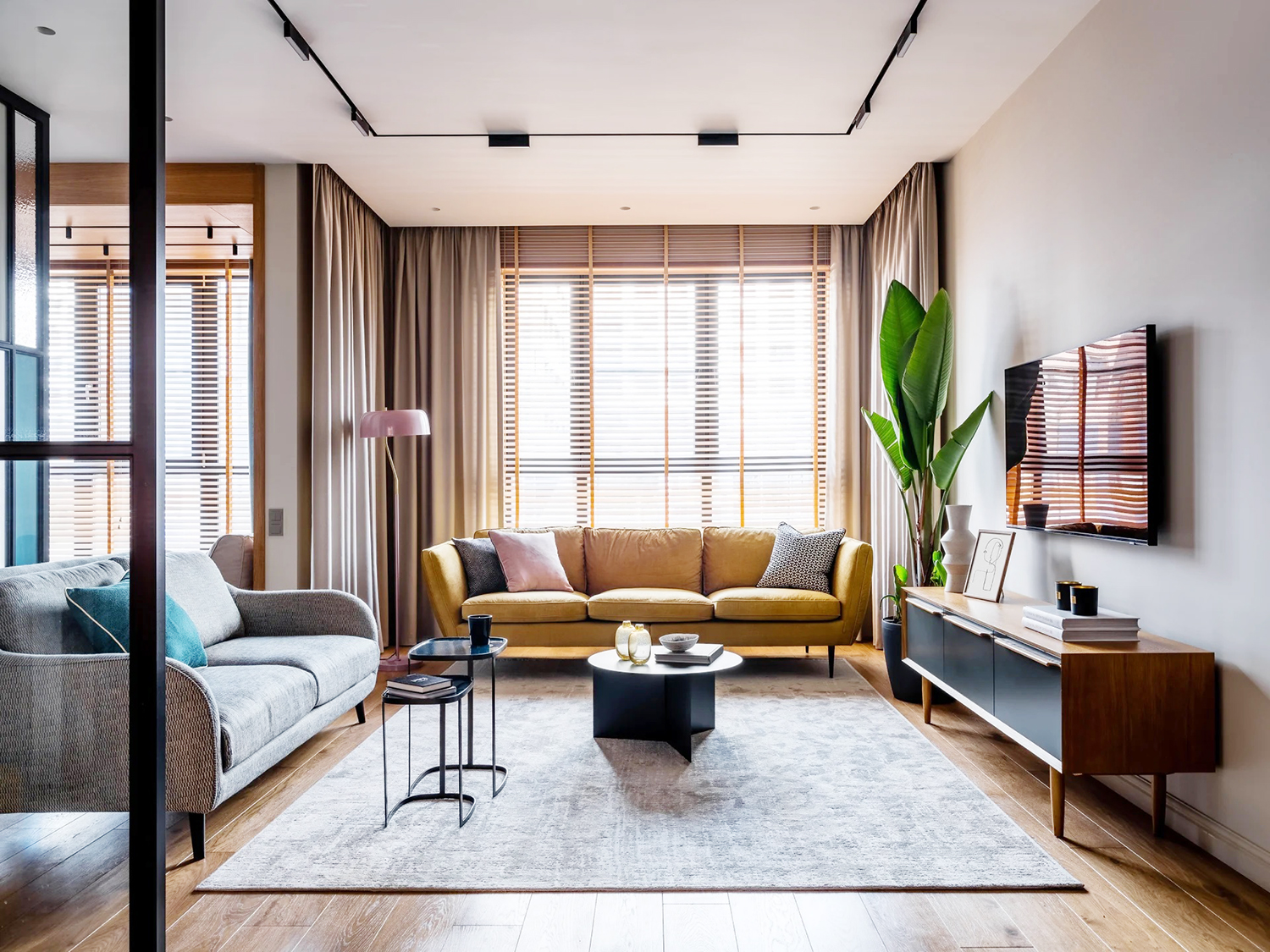 Căn hộ 96m² tươi sáng rạng rỡ nhờ điểm nhấn từ màu sắc cùng hoa văn trang trí phong phú