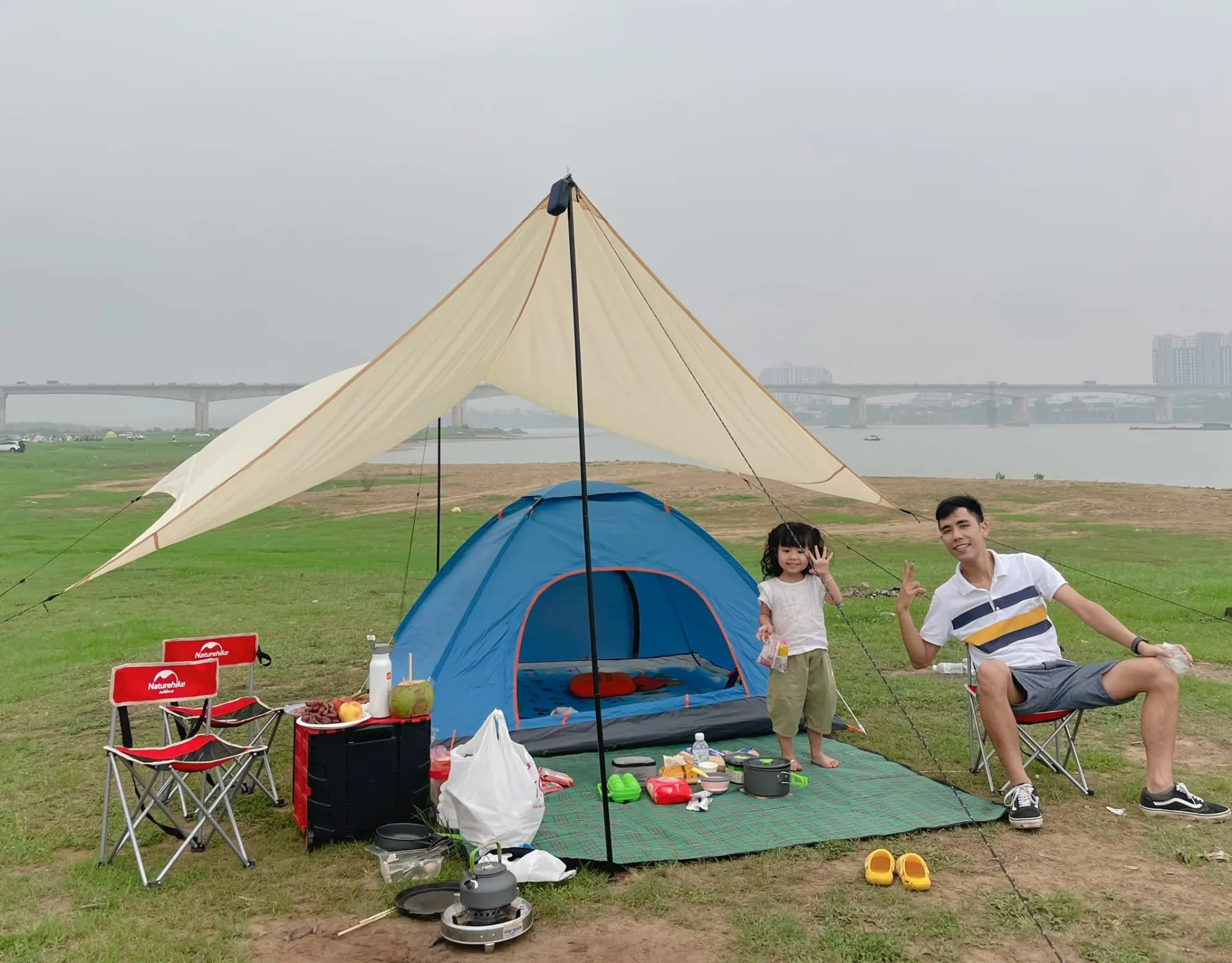 Bảng danh sách đồ cắm trại cần mua để hòa mình vào trào lưu camping, picnic của gia đình trẻ - Ảnh 1