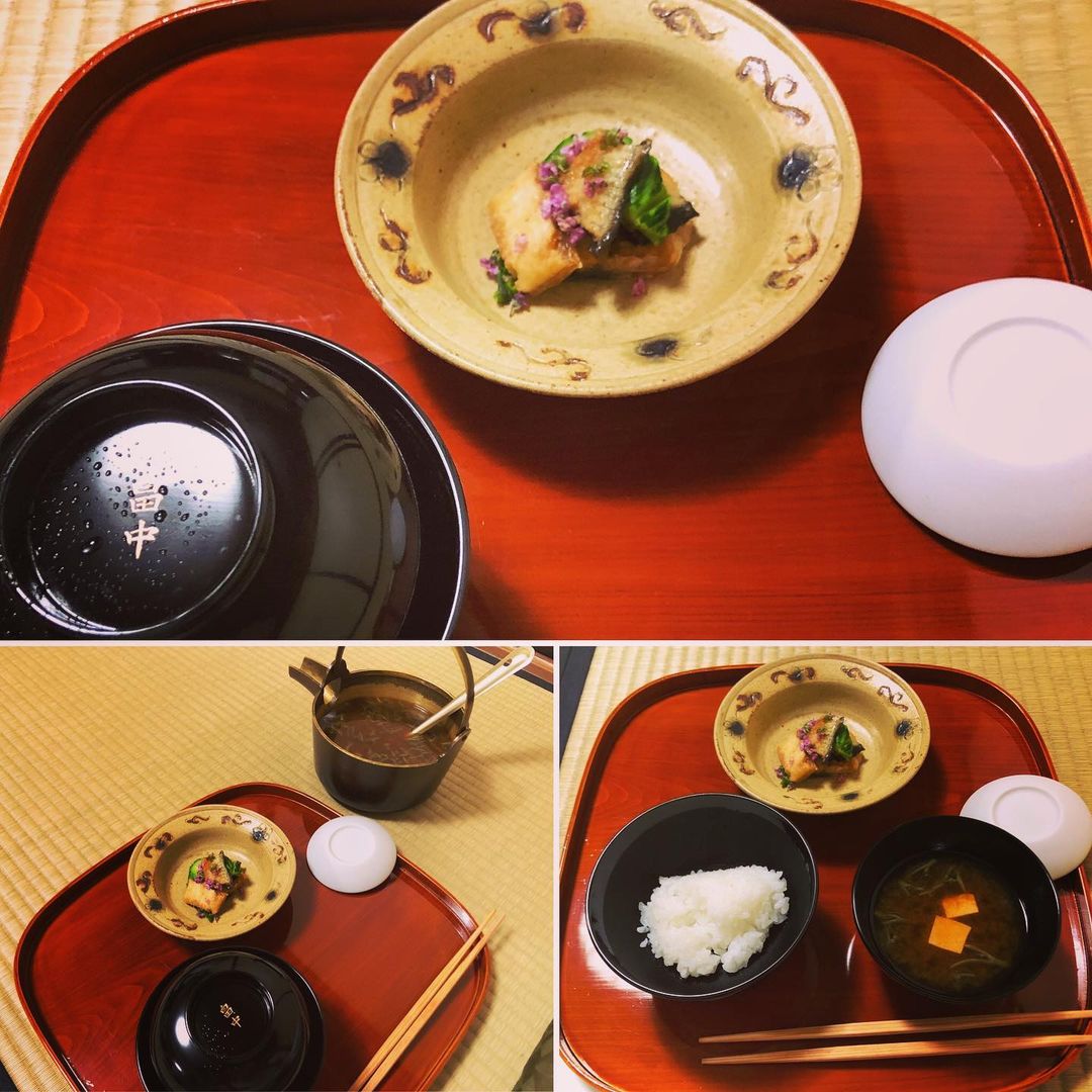 Kaiseki bắt đầu bằng một khay 3 món thức ăn.