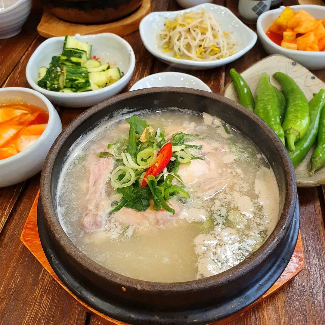 Cũng như nhiều món Hàn khác, gà hầm sâm Hàn Quốc có nhiều món ăn kèm. - Ảnh: ozllcls_food