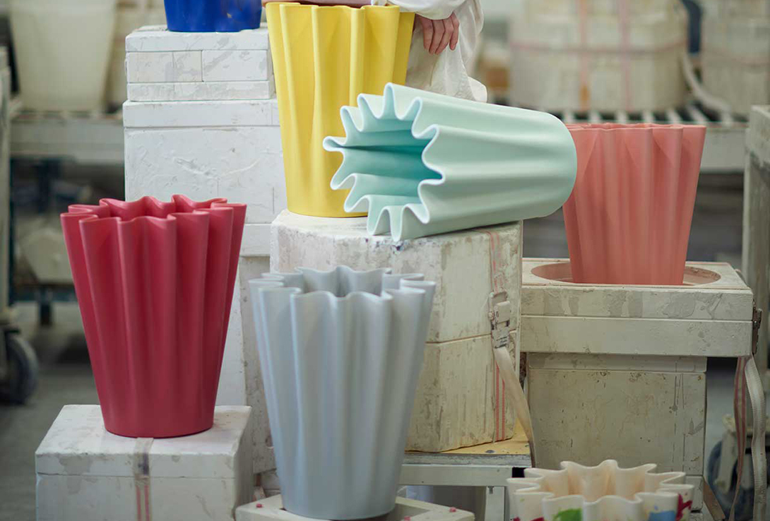 Lakenvaas, mẫu lọ hoa gốm mềm mại như độ rủ của khăn trải bàn