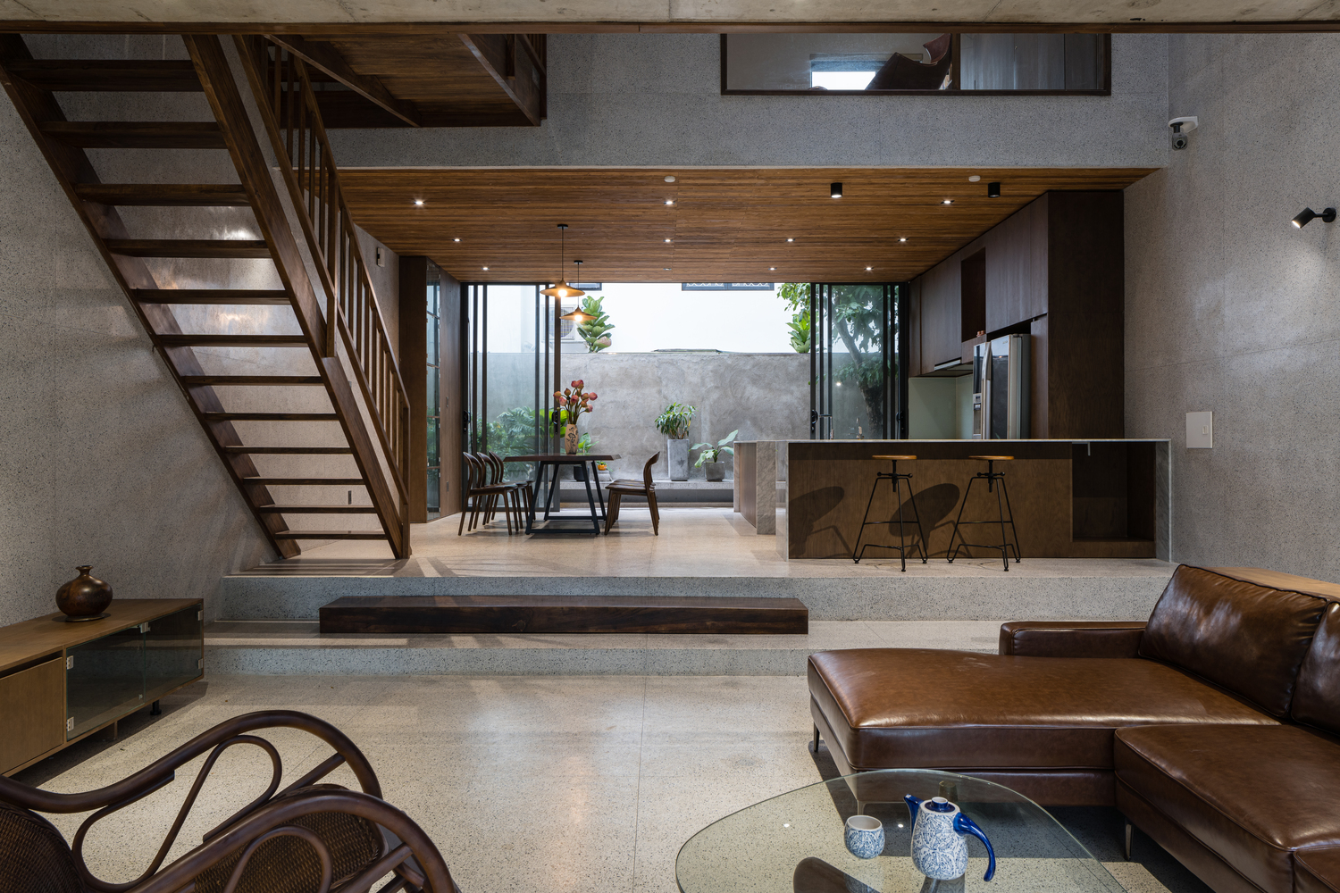 District 7 House: Nhà ống tại Sài Thành với view sông mát rượi cùng giếng trời làm điểm nhấn