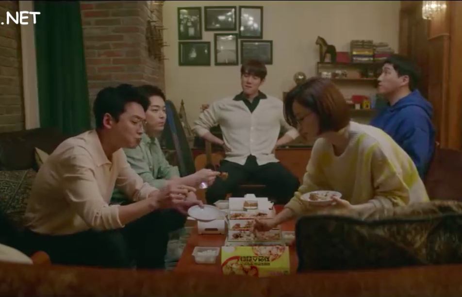 Hospital Playlist 2 tập 6: Biết Yoo Yeon Seok có kế hoạch cầu hôn bạn gái, Jung Kyung-ho nài nỉ xin ở chung