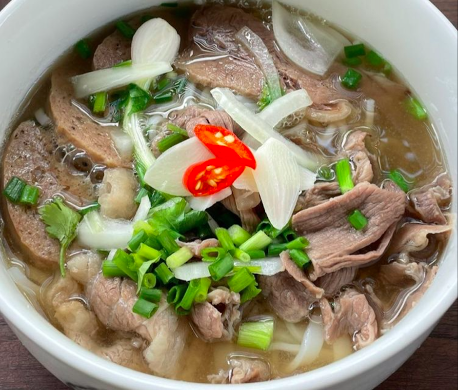 Ở nhà, Châu Bùi làm bún chả, Tóc Tiên nấu phở đãi Đồng Ánh Quỳnh "cô đơn"