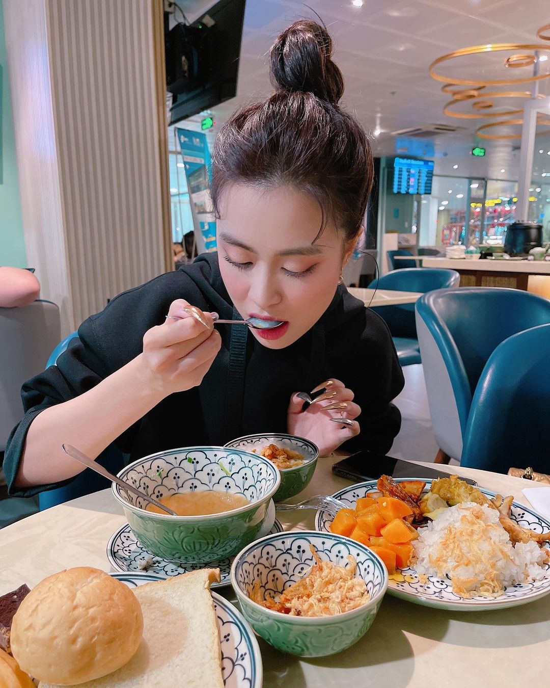 Không hẹn mà Hoàng Thuỳ Linh, Châu Bùi, Tóc Tiên đều có bí đỏ trong mâm cơm