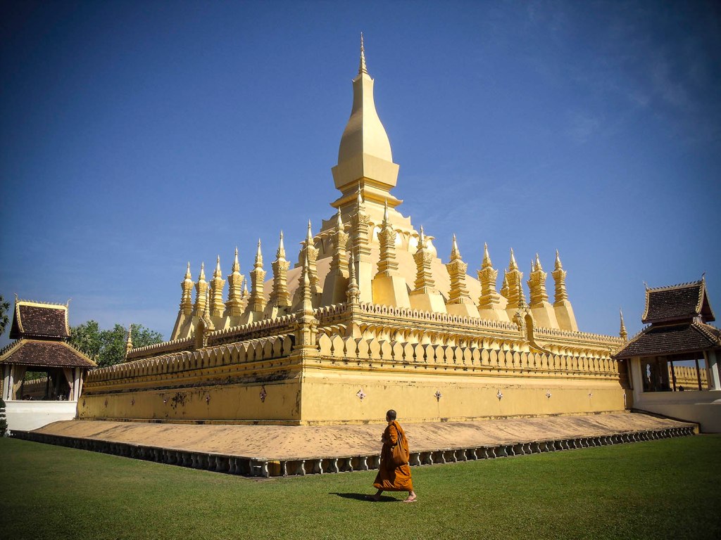 Pha That Luang - một bảo tháp Phật giáo lớn được dát vàng và là một địa điểm tham quan tuyệt đẹp.