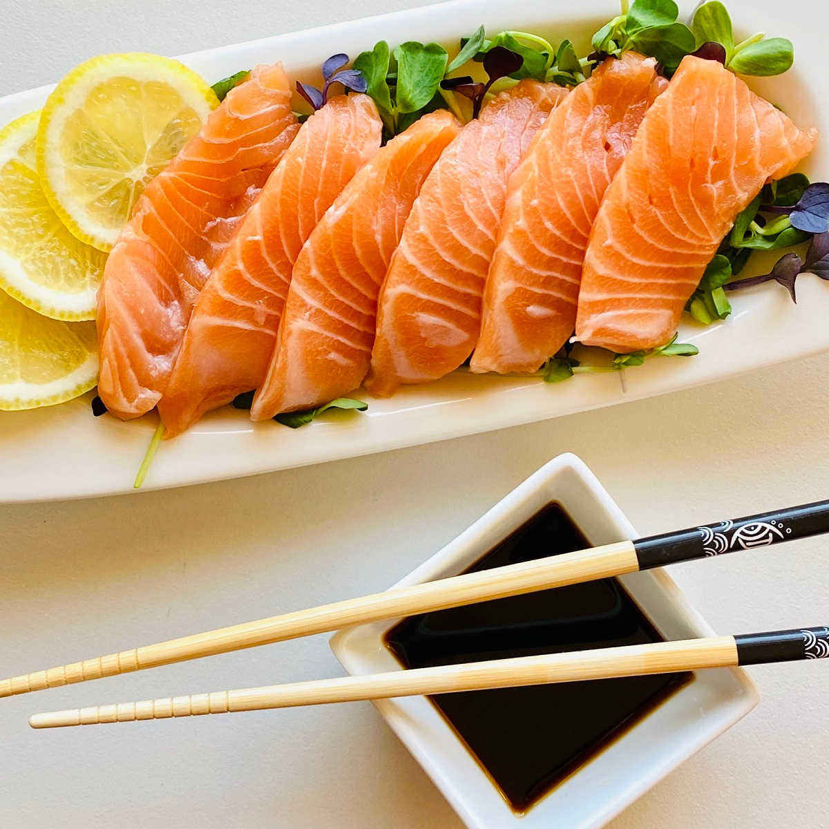 Sashimi cá hồi, món ngon từ cá hồi được nhiều người ưa thích.