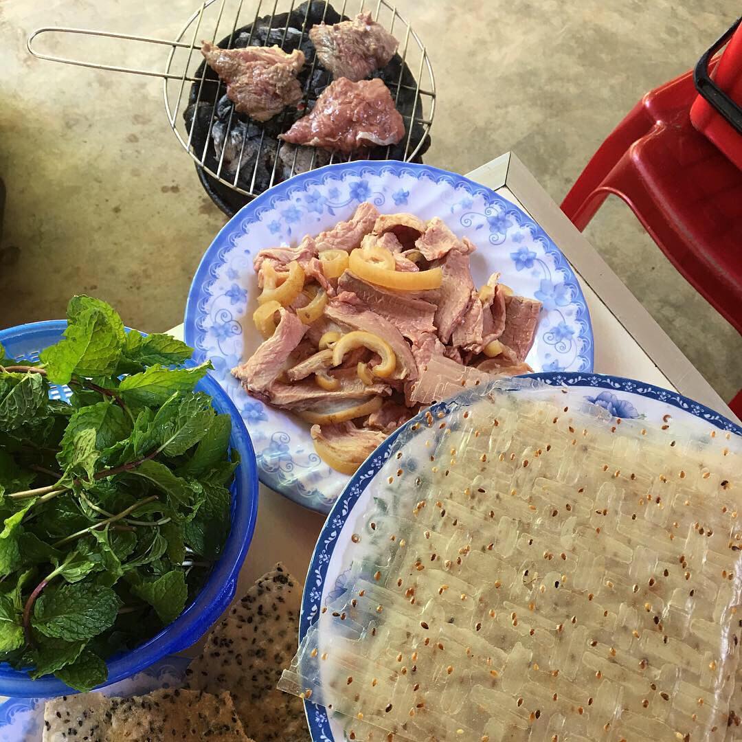 Bò tái chanh cuộn rau sống là đặc sản tại Phú Quý. Ảnh: va.stagram