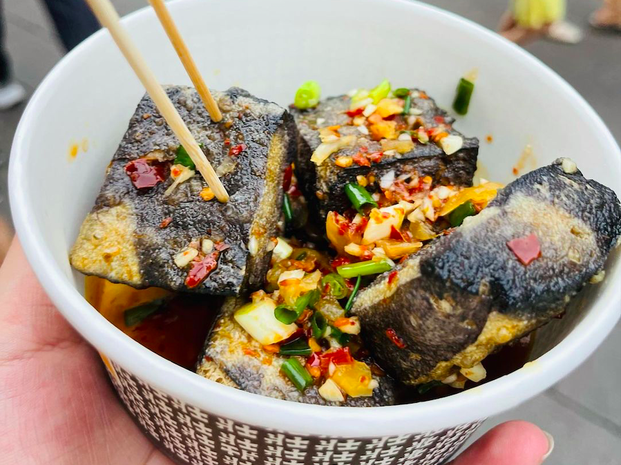 Đậu phụ thối, món ăn đường phố “nặng mùi” nhưng được ưa chuộng ở Trung Quốc