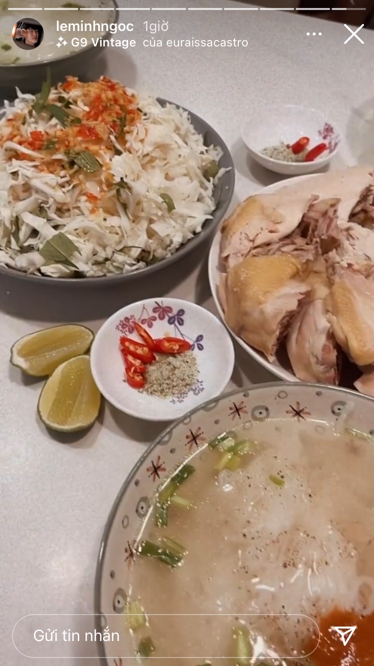 Stylist Lê Minh Ngọc nấu bún gà và nộm bắp cải đãi cả nhà. Đây là thực đơn đủ đạm, đủ tinh bột, ít ăn mà không béo.
