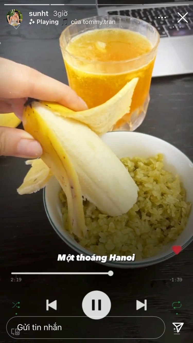 Một cách khác khi không thích nấu là ăn những món ăn sẵn. Chẳng hạn như Sun Ht chọn ăn chuối chấm cốm, một món ăn vặt rất ngon và rất Hà Nội.