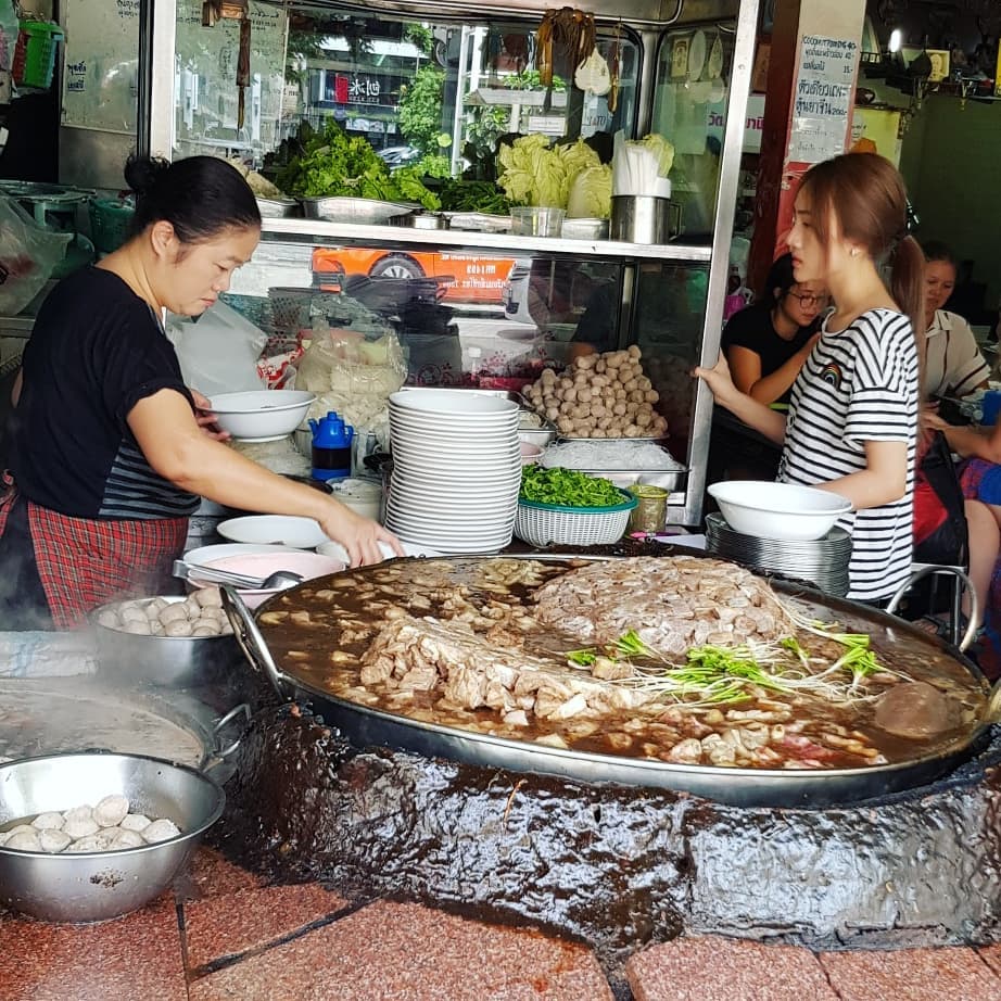 Wattana Panich, quán mì bò có nồi nước dùng hầm gần 50 năm ở Bangkok có gì đặc biệt?